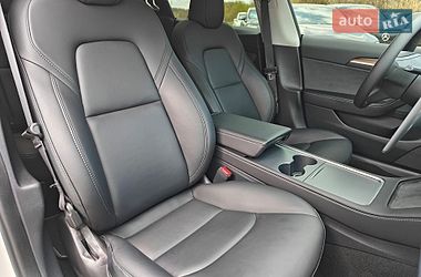 Седан Tesla Model 3 2023 в Львове