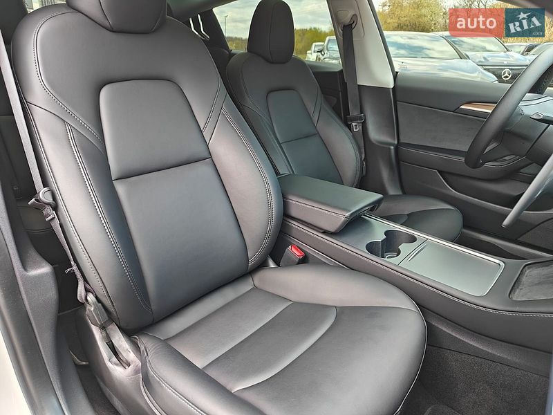 Седан Tesla Model 3 2023 в Львове