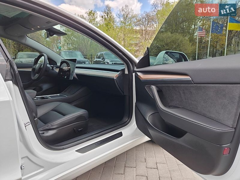 Седан Tesla Model 3 2023 в Львове