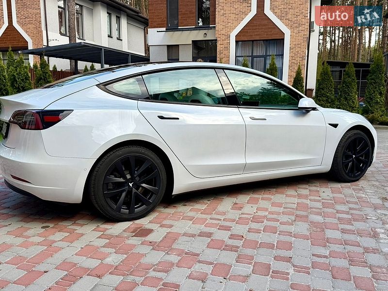 Седан Tesla Model 3 2021 в Киеве