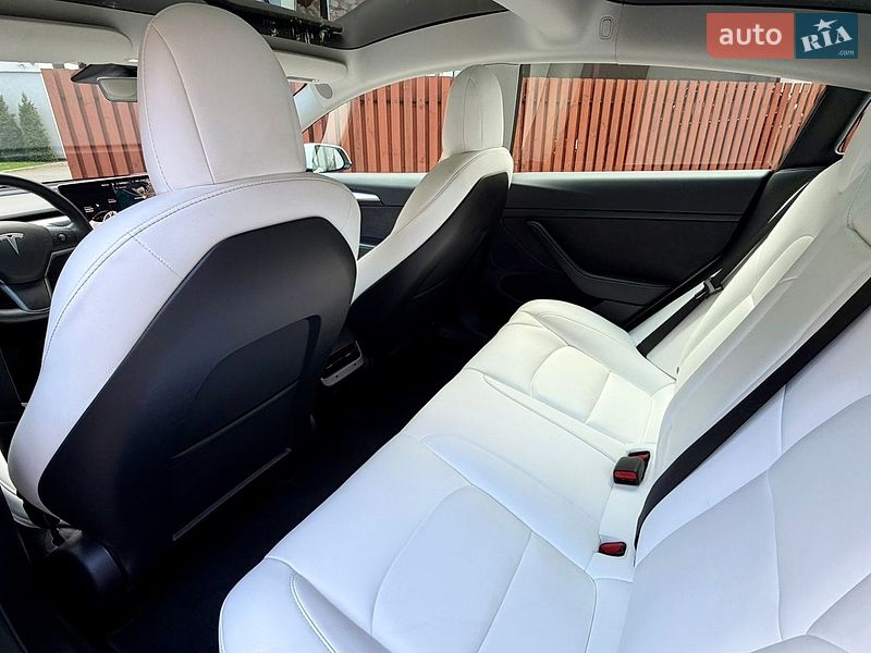 Седан Tesla Model 3 2021 в Киеве