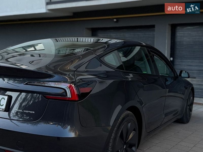 Седан Tesla Model 3 2024 в Львове