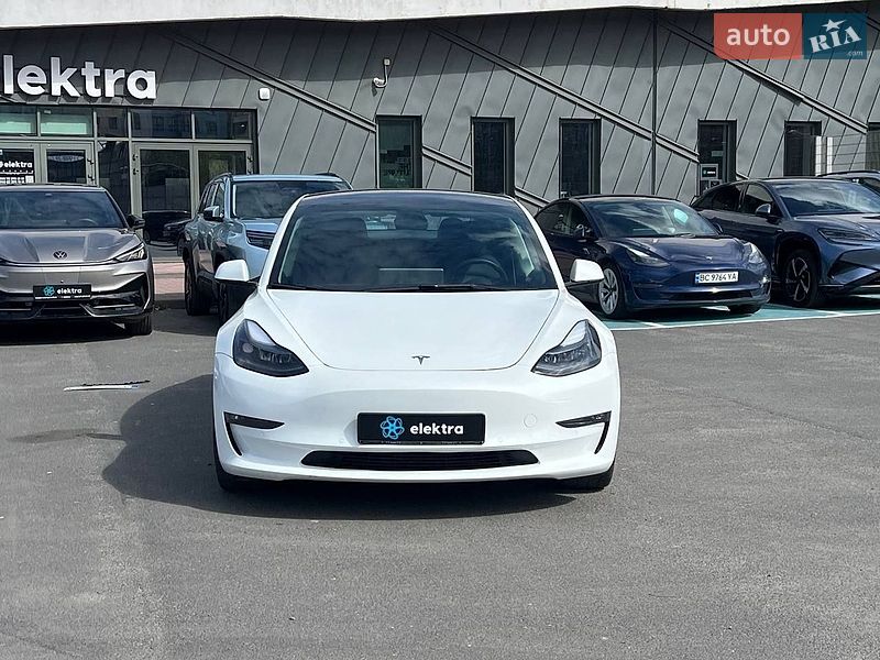 Седан Tesla Model 3 2021 в Львове