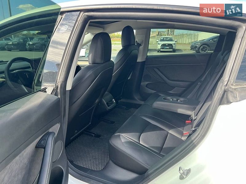 Седан Tesla Model 3 2021 в Львове