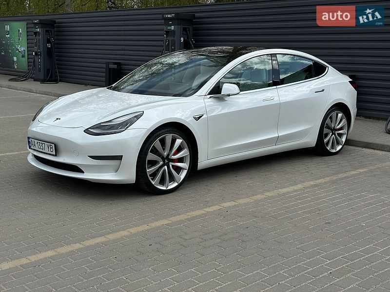 Седан Tesla Model 3 2019 в Киеве