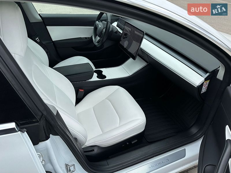 Седан Tesla Model 3 2019 в Киеве
