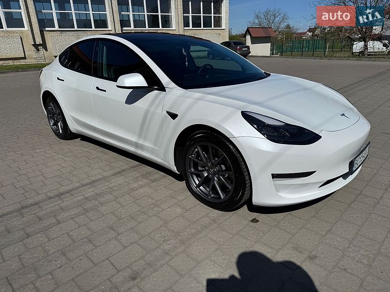 Седан Tesla Model 3 2022 в Буске