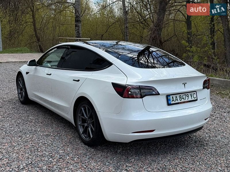Седан Tesla Model 3 2021 в Чернигове