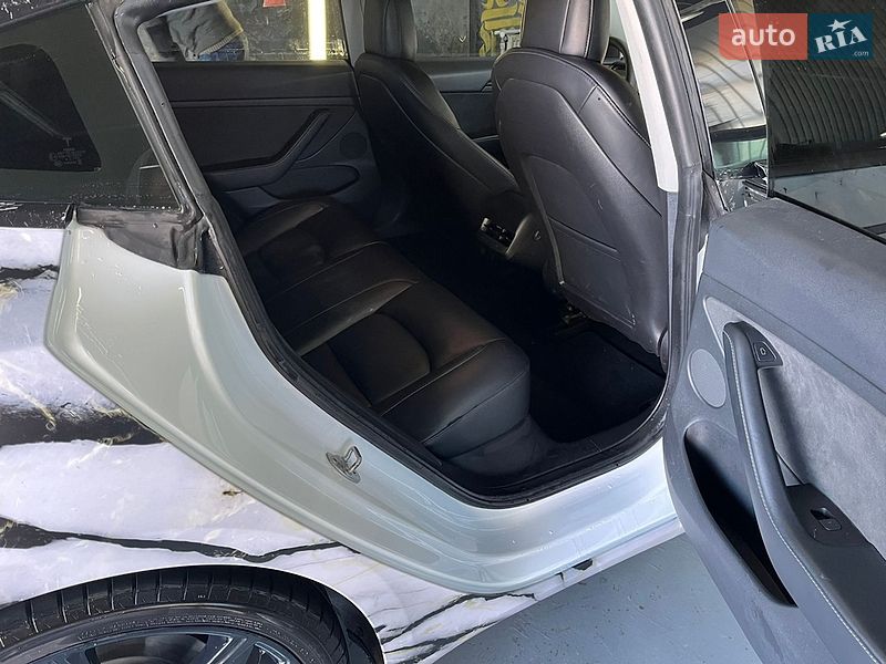 Седан Tesla Model 3 2022 в Львове