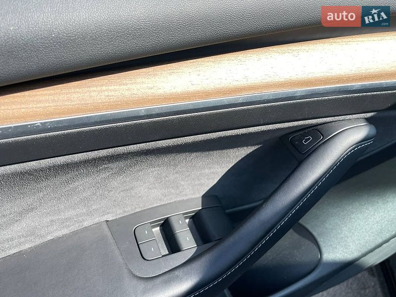 Седан Tesla Model 3 2021 в Киеве