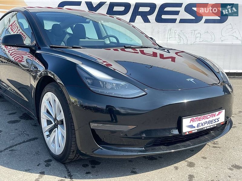 Седан Tesla Model 3 2021 в Киеве