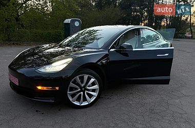 Седан Tesla Model 3 2019 в Львове