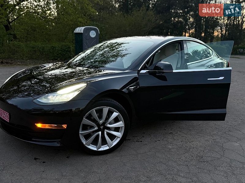 Седан Tesla Model 3 2019 в Львове