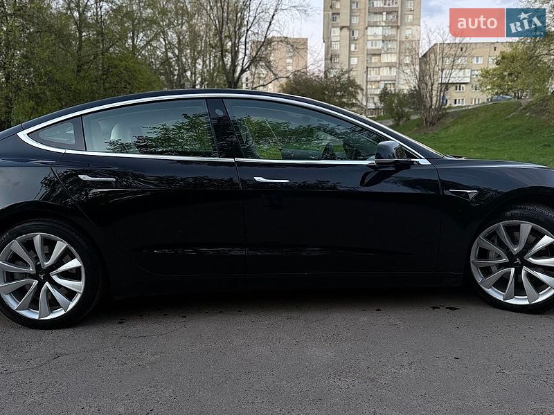 Седан Tesla Model 3 2019 в Львове