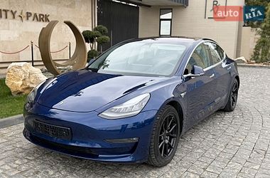 Седан Tesla Model 3 2018 в Львове