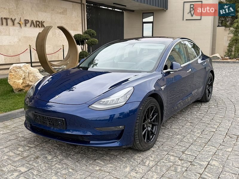 Седан Tesla Model 3 2018 в Львове