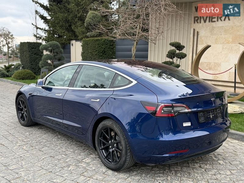 Седан Tesla Model 3 2018 в Львове