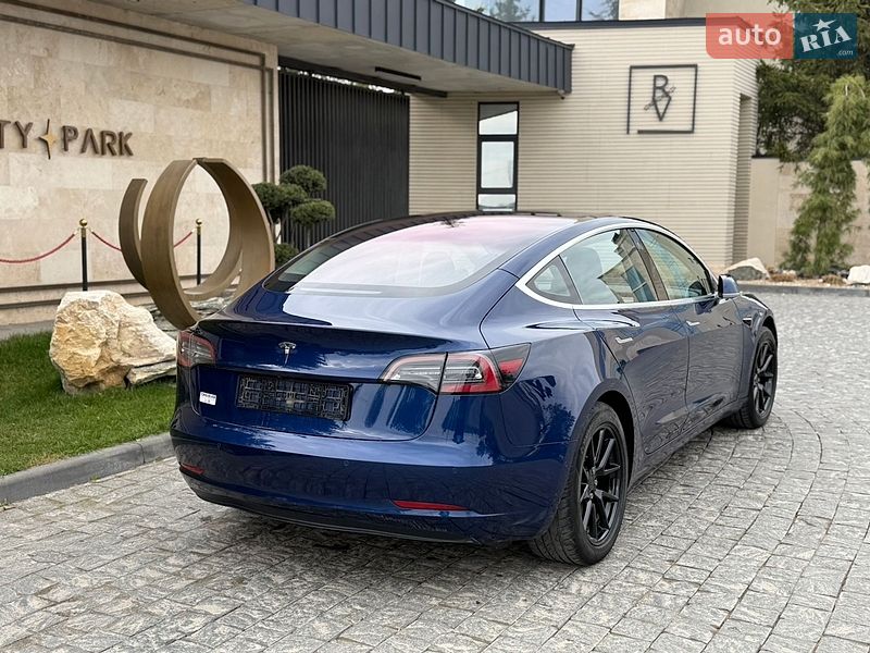 Седан Tesla Model 3 2018 в Львове