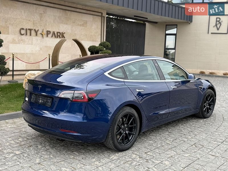 Седан Tesla Model 3 2018 в Львове