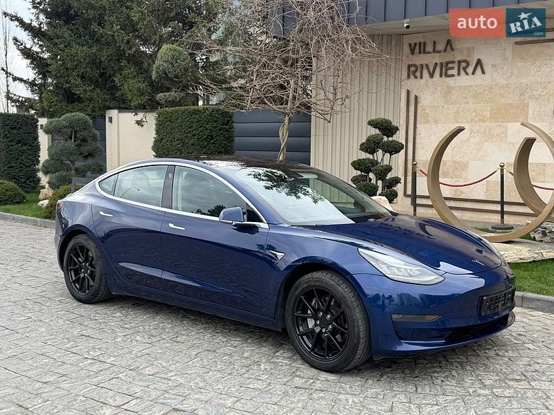 Седан Tesla Model 3 2018 в Львове