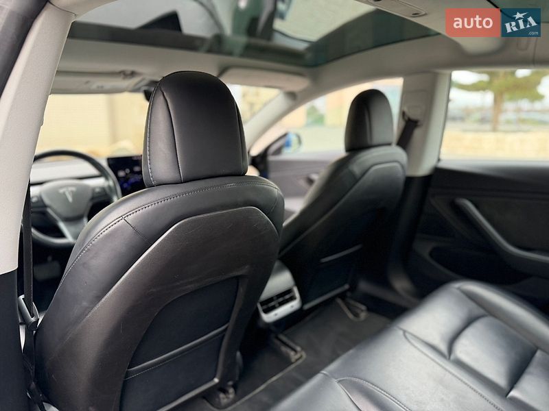Седан Tesla Model 3 2018 в Львове