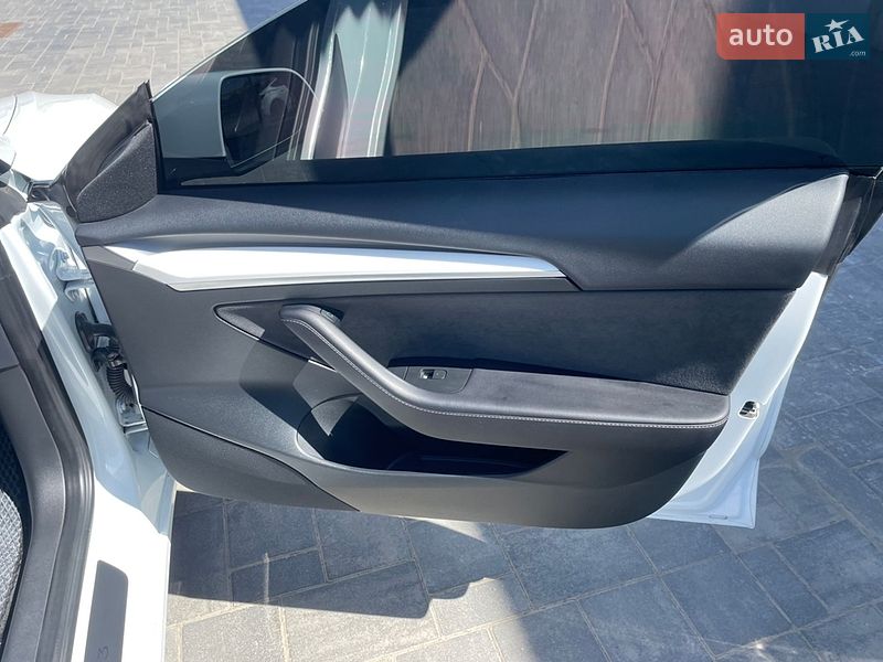Седан Tesla Model 3 2023 в Луцке