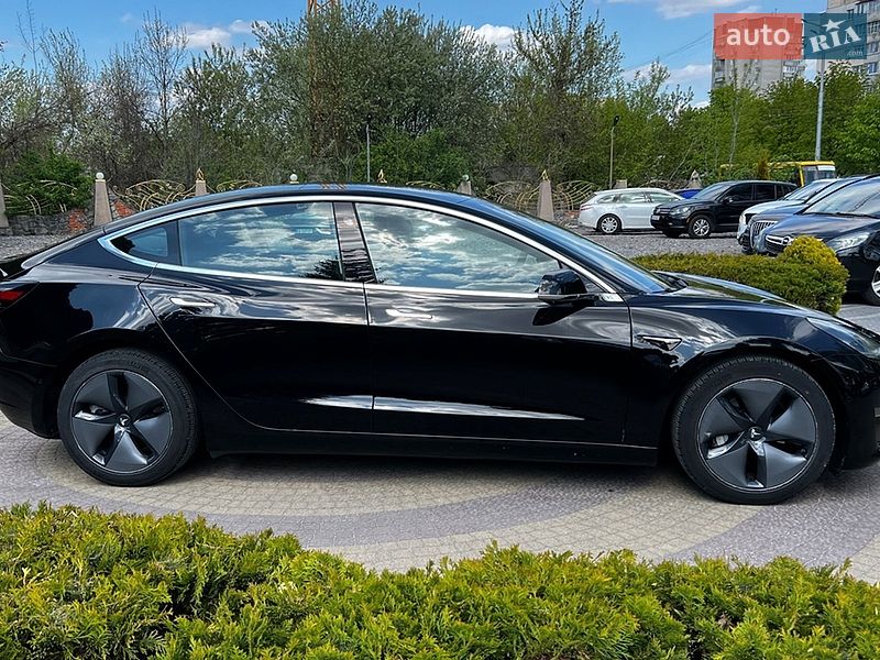 Седан Tesla Model 3 2020 в Львове