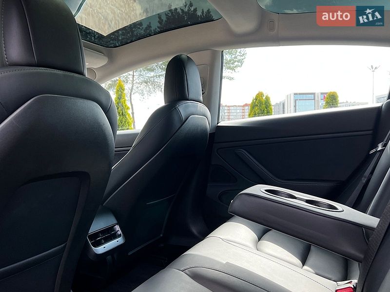 Седан Tesla Model 3 2020 в Львове