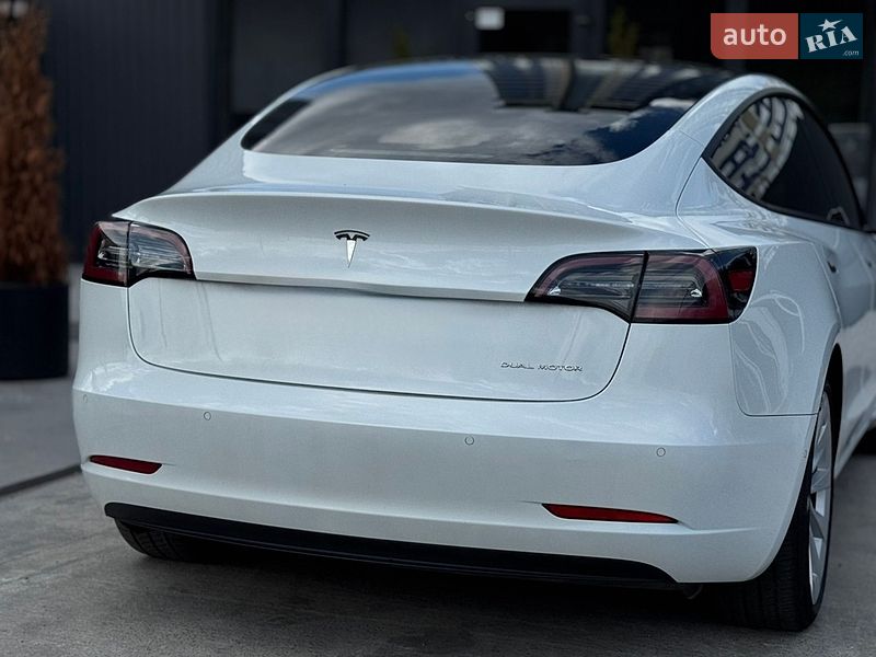 Седан Tesla Model 3 2022 в Киеве