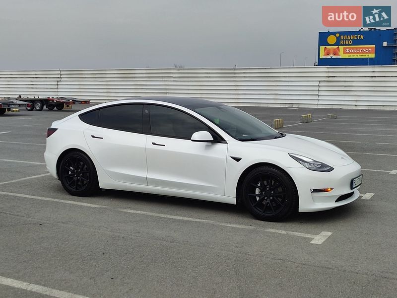 Седан Tesla Model 3 2021 в Львове