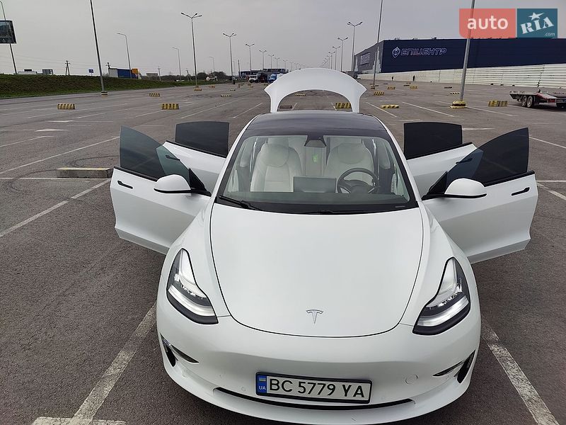 Седан Tesla Model 3 2021 в Львове