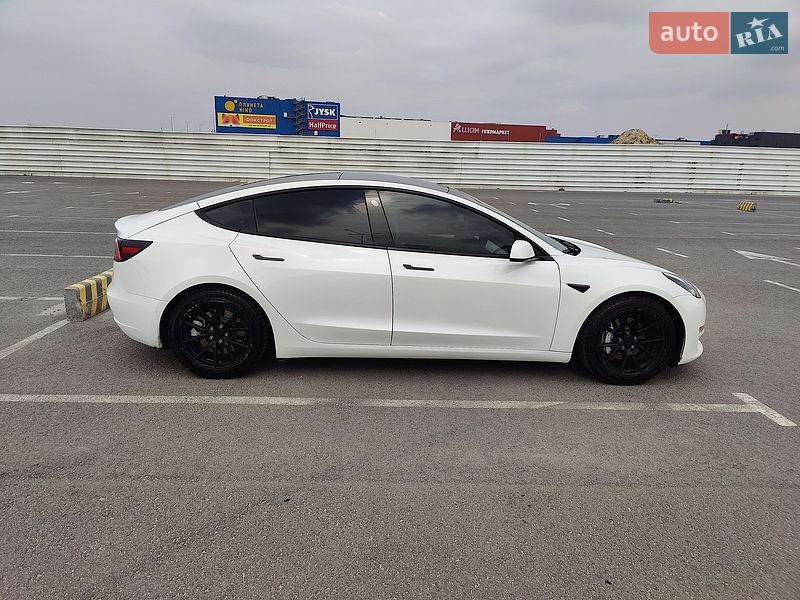 Седан Tesla Model 3 2021 в Львове