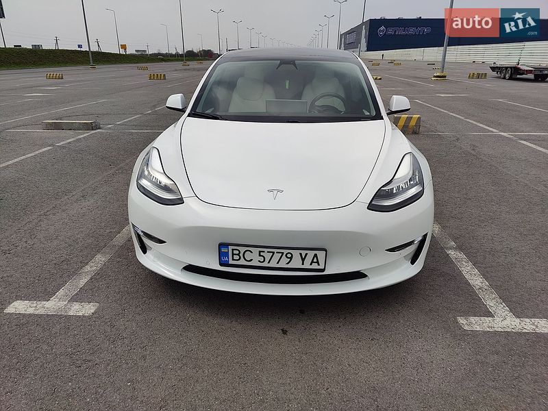 Седан Tesla Model 3 2021 в Львове