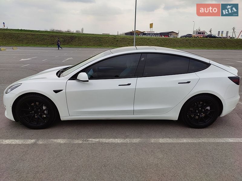 Седан Tesla Model 3 2021 в Львове