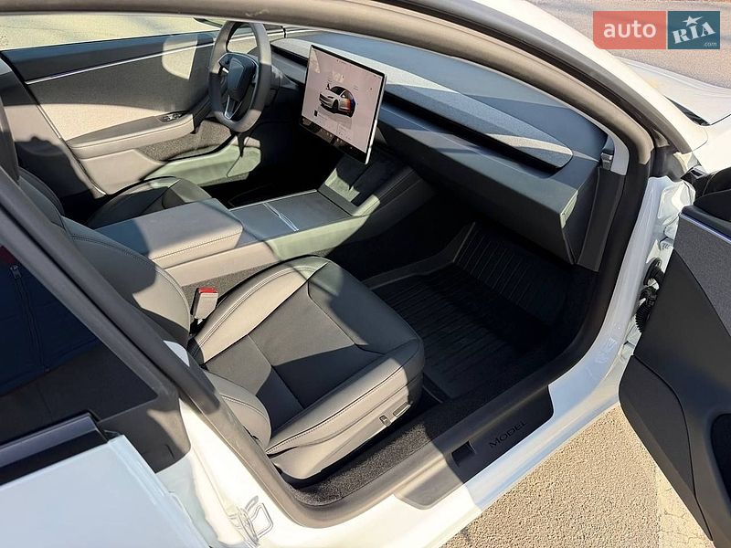 Седан Tesla Model 3 2025 в Киеве
