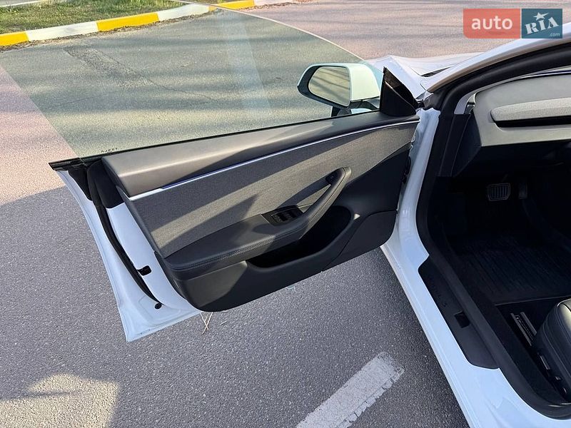 Седан Tesla Model 3 2025 в Киеве