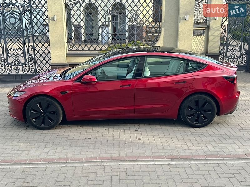 Седан Tesla Model 3 2024 в Львове