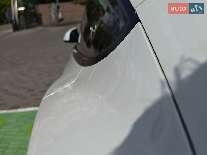 Седан Tesla Model 3 2022 в Києві
