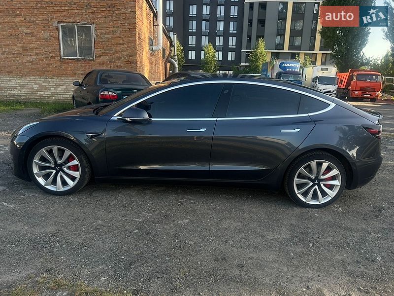 Седан Tesla Model 3 2018 в Вишневому