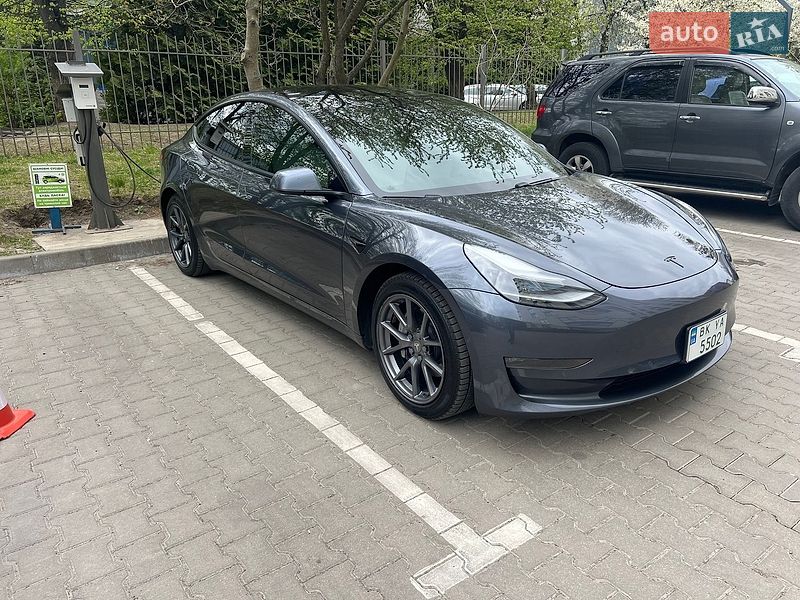 Седан Tesla Model 3 2021 в Ровно