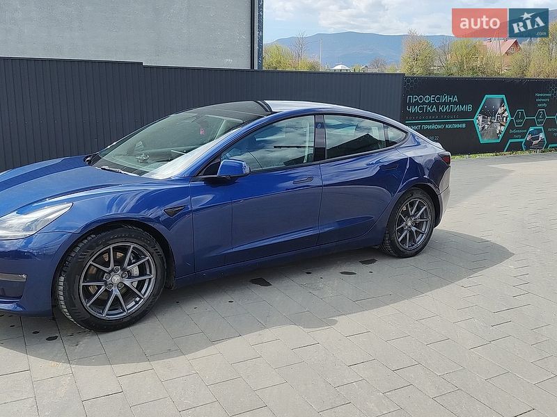 Седан Tesla Model 3 2022 в Ивано-Франковске