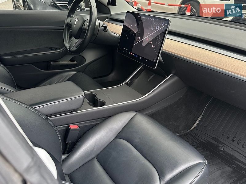 Седан Tesla Model 3 2019 в Киеве