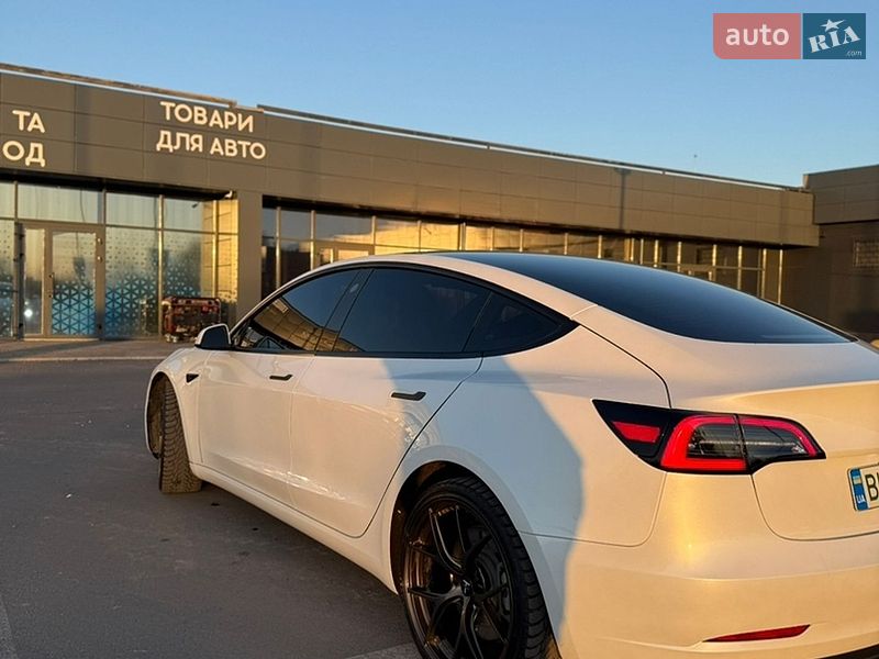 Седан Tesla Model 3 2023 в Києві