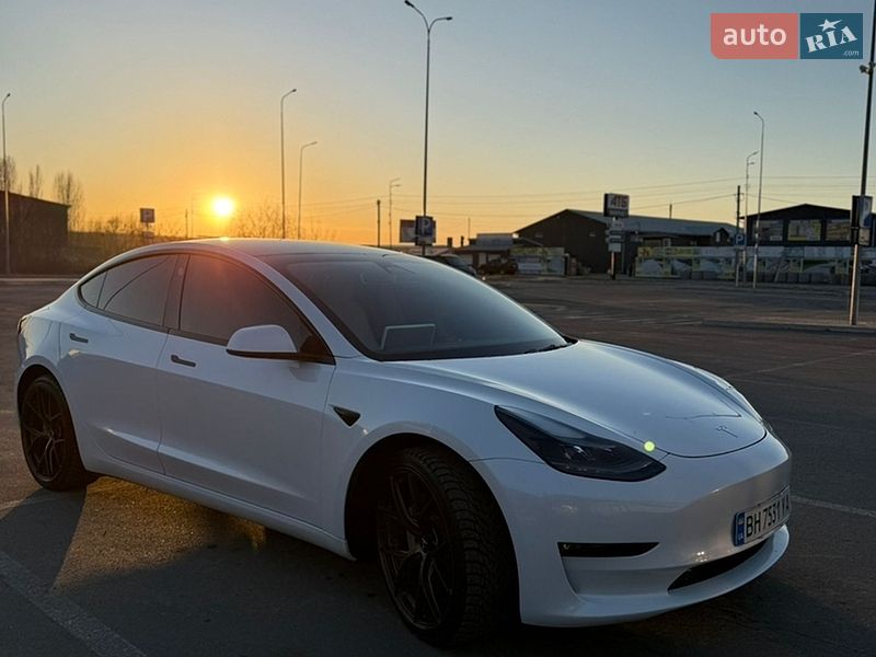 Седан Tesla Model 3 2023 в Києві