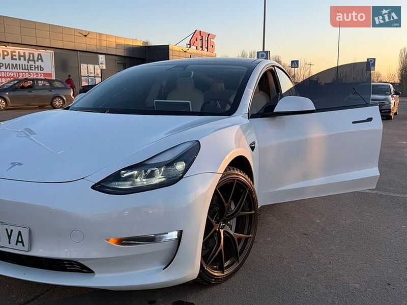 Седан Tesla Model 3 2023 в Києві
