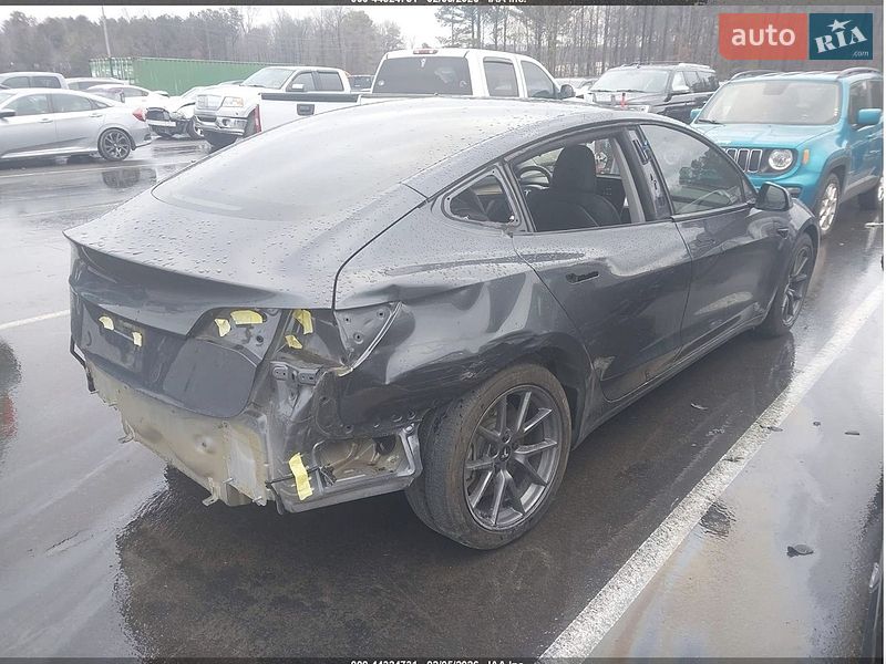 Седан Tesla Model 3 2023 в Ужгороді