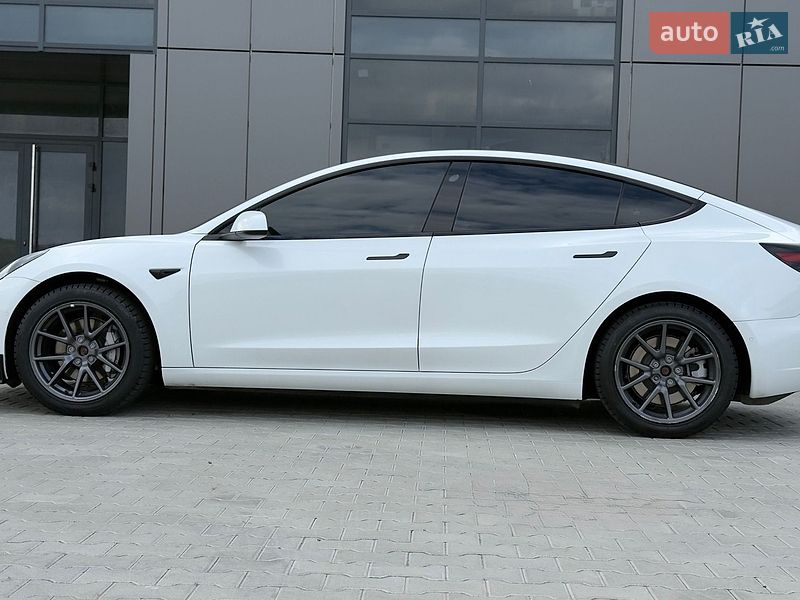 Седан Tesla Model 3 2021 в Черновцах