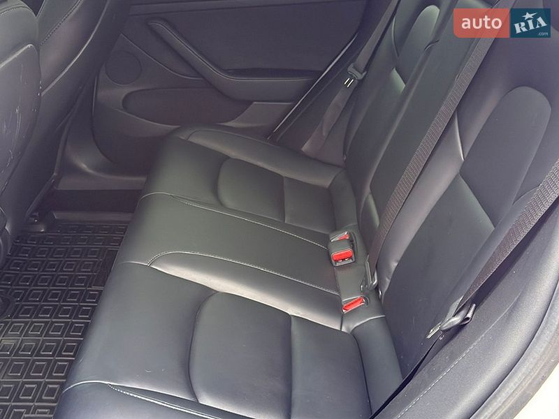 Седан Tesla Model 3 2021 в Черновцах