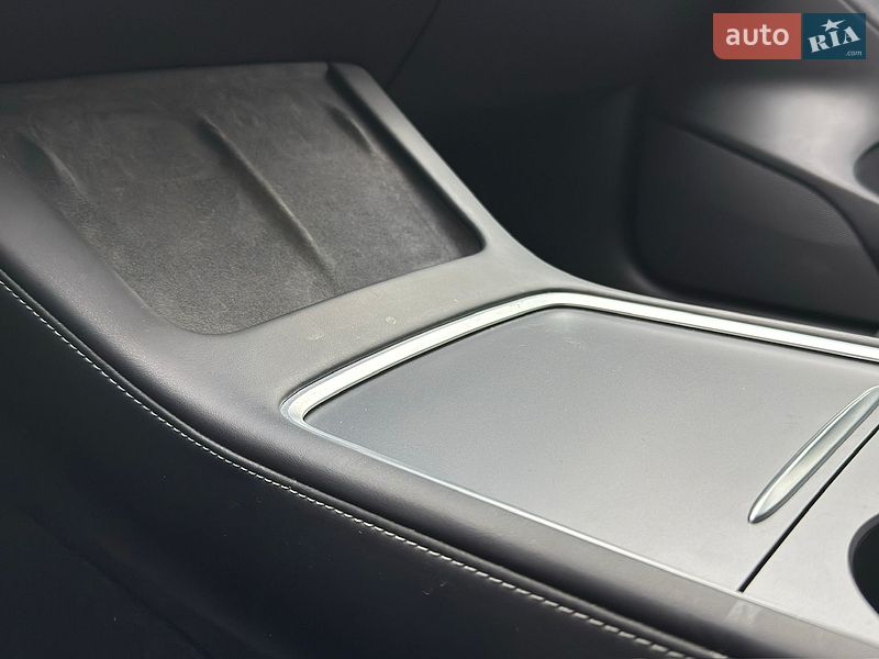 Седан Tesla Model 3 2021 в Черновцах