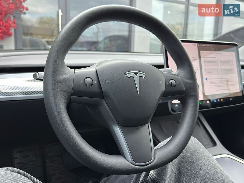 Седан Tesla Model 3 2021 в Черновцах